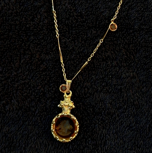 Elegant Gold Pendant Necklace - Picture 5 of 5